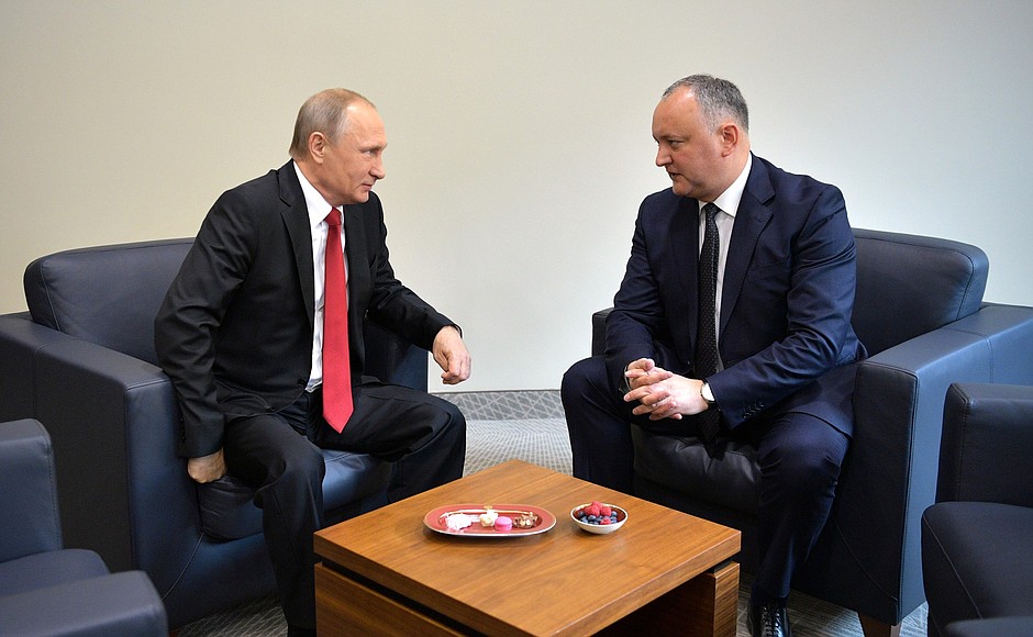 На полях Петербургского международного экономического форума Владимир Путин встретился с Президентом Республики Молдовы Игорем Додоном.