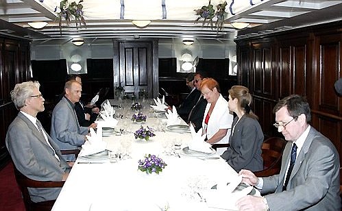 Во время обеда в честь Президента России.
