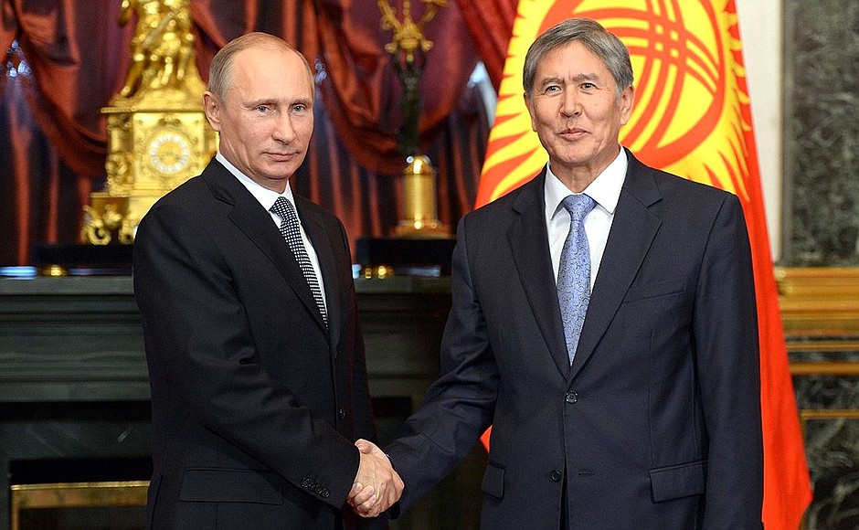 With President of Kyrgyzstan Almazbek Atambayev Azarov before the meeting of the Supreme Eurasian Economic Council with the participation of delegations of Armenia, Kyrgyzstan and Ukraine.