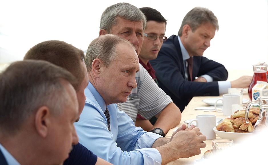 Во время встречи с сотрудниками агрофирмы «Дмитрова Гора».