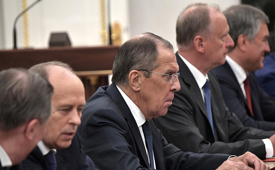 Министр иностранных дел Сергей Лавров (в центре) перед началом совещания с постоянными членами Совета Безопасности.