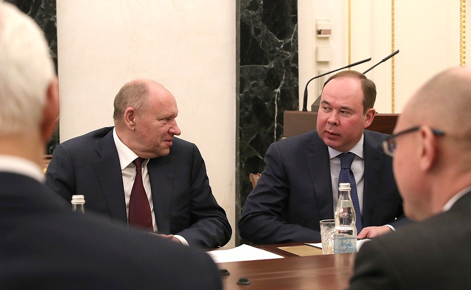 Before a meeting on the drafting of the Address to the Federal Assembly. Chief of Staff of the Presidential Executive Office Anton Vaino and his First Deputy Alexei Gromov (left).