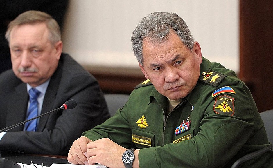Defence Minister Sergei Shoigu (right) and Presidential Plenipotentiary Envoy to the Central Federal District Alexander Beglov at a meeting on developing the higher military education system.