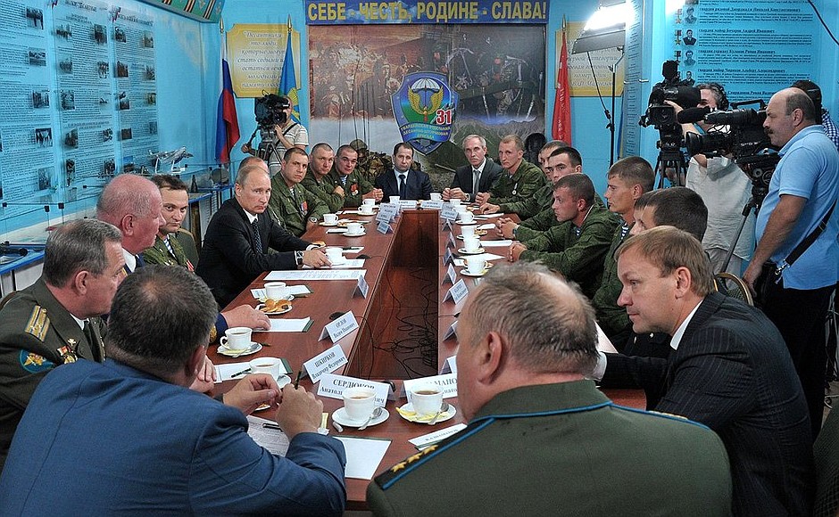 На встрече с военнослужащими, ветеранами ВДВ и воспитанниками расположенного в Ульяновске суворовского училища.