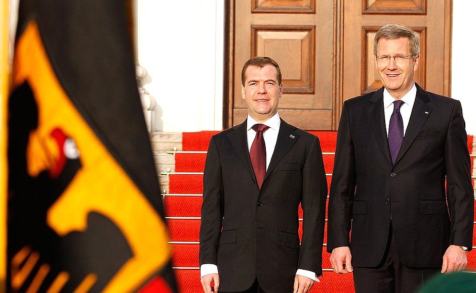 Церемония официальной встречи. С Федеральным президентом Германии Кристианом Вульфом.