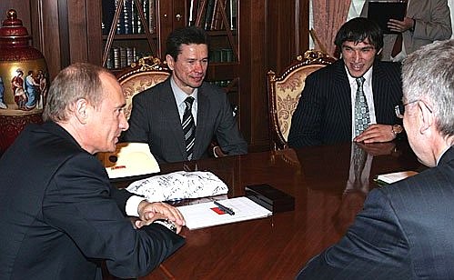 Встреча с хоккеистами. Справа от Президента Вячеслав Быков, Александр Овечкин.