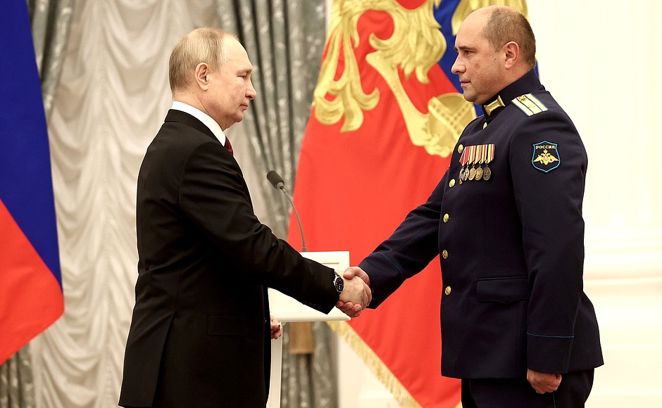 Ceremony for presenting state decorations. The title of Hero of the Russian Federation was awarded to Major Konstantin Shirokov.