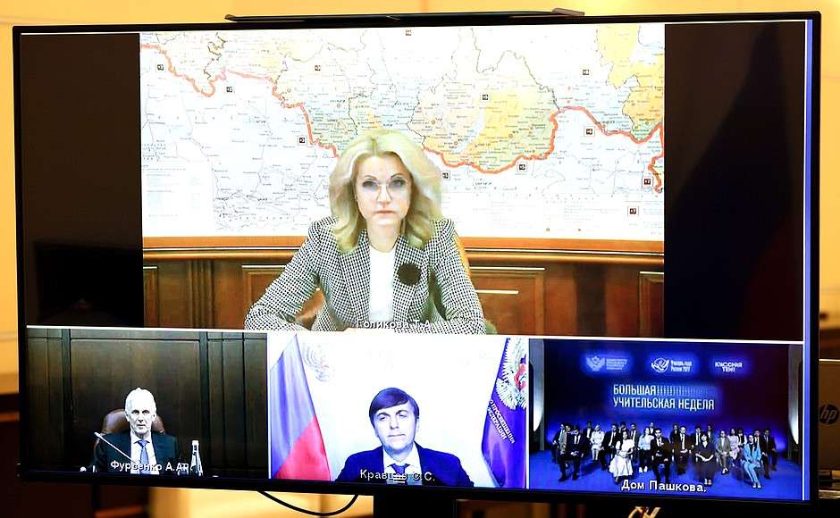 Participants in the videoconference with the winners and finalists of the Teacher of the Year 2022 national contest and participants in the Klassnaya Tema! television show.