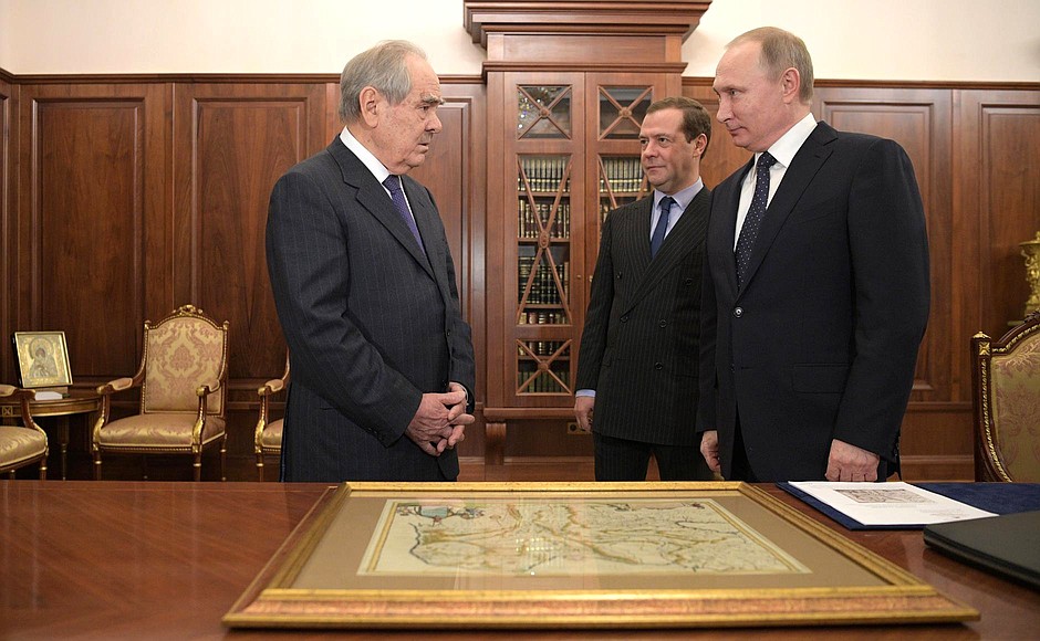 Vladimir Putin and Dmitry Medvedev met with First President of Tatarstan, State Adviser of the Republic of Tatarstan and Chairman of the Regional Foundation for Rebuilding the Republic of Tatarstan’s Historical and Cultural Monuments Mintimer Shaimiyev on the eve of his 80th birthday.