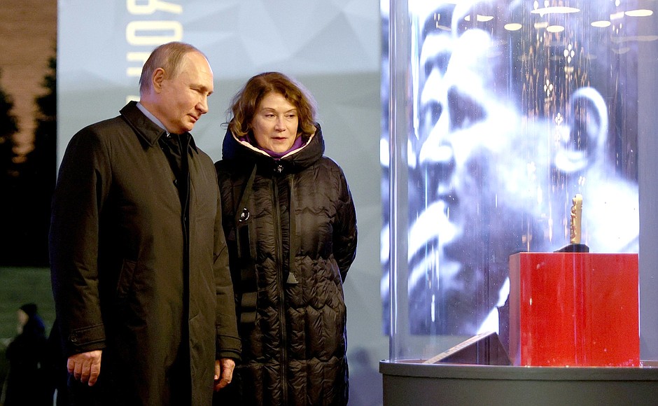 Visiting an open-air museum on Red Square dedicated to Moscow defence and the 81st anniversary of military parade on November 7, 1941. Olga Rodionova, VoyenFilm PR Director, describes the exhibits.