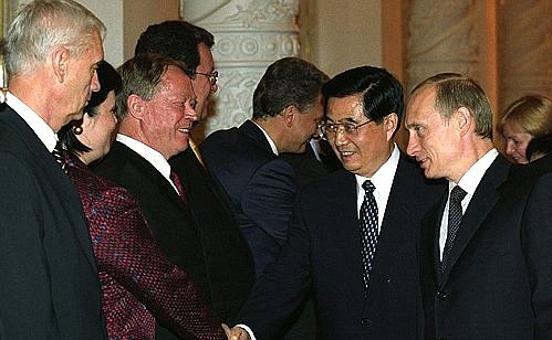 С Председателем КНР Ху Цзиньтао во время официального представления членов делегаций двух стран.
