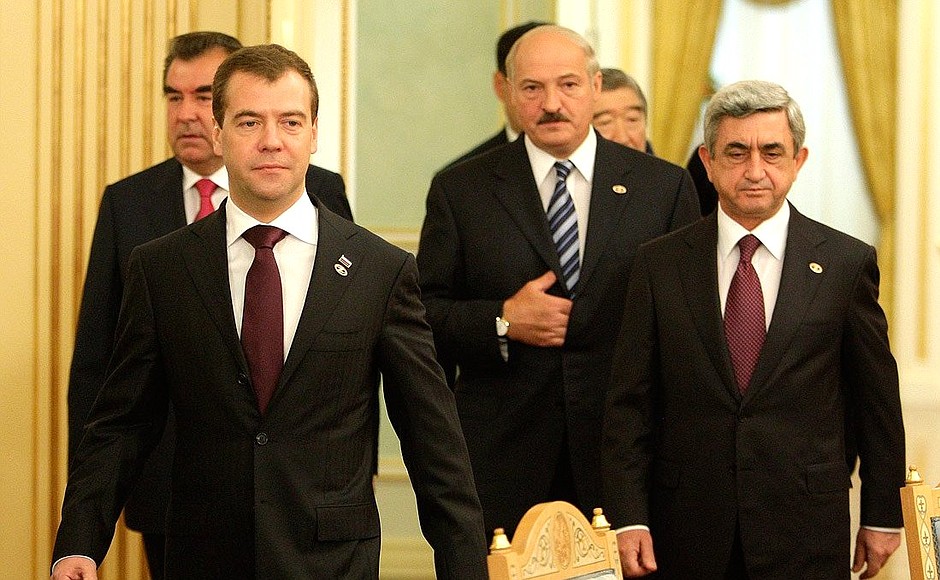 С Президентом Таджикистана Эмомали Рахмоном, Президентом Белоруссии Александром Лукашенко и Президентом Армении Сержем Саргсяном.