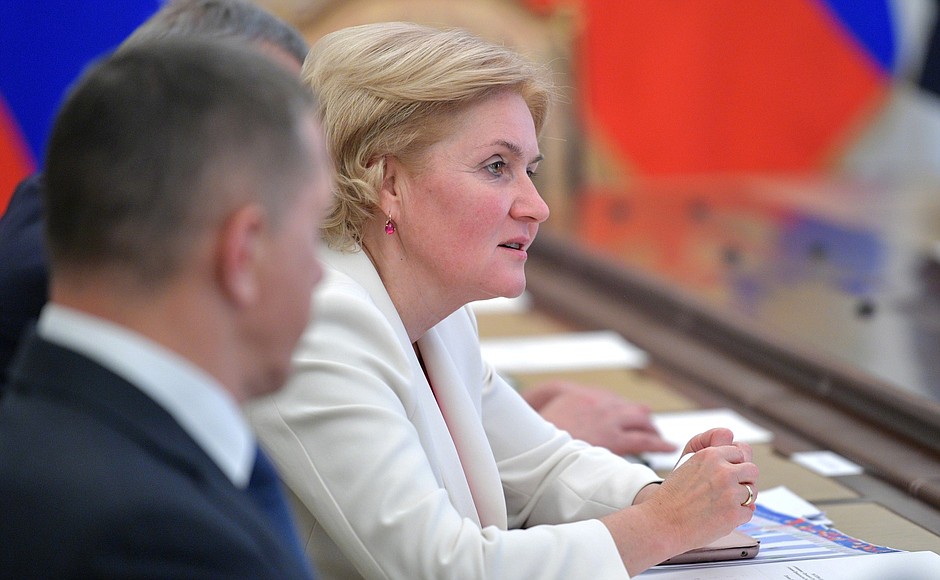 Заместитель Председателя Правительства Ольга Голодец перед началом совещания с членами Правительства.