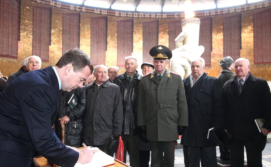 Dmitry Medvedev signed the book for honoured guests at the Mamayev Kurgan memorial complex: ”On this 65th anniversary of the Great Victory of our people in the Great Patriotic War let us bow our heads in memory of the fallen. May their memory last forever.“