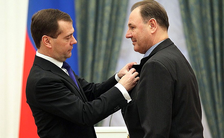 Dmitry Medvedev presents the Order of Honour to Igor Romishevsky, Merited Sports Master of the USSR.