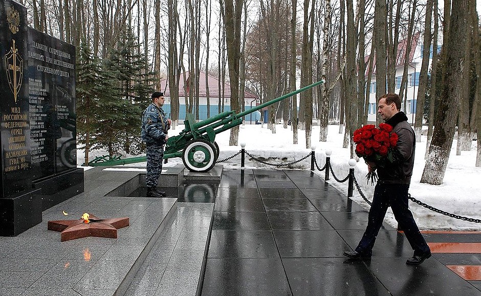 Во время посещения базы ОМОН «Зубр». Дмитрий Медведев возложил цветы к мемориалу сотрудников ОМОН, погибших при исполнении служебного долга.