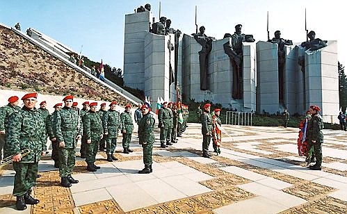 Церемония возложения венка к памятнику освободителям Болгарии на горе Шипка.