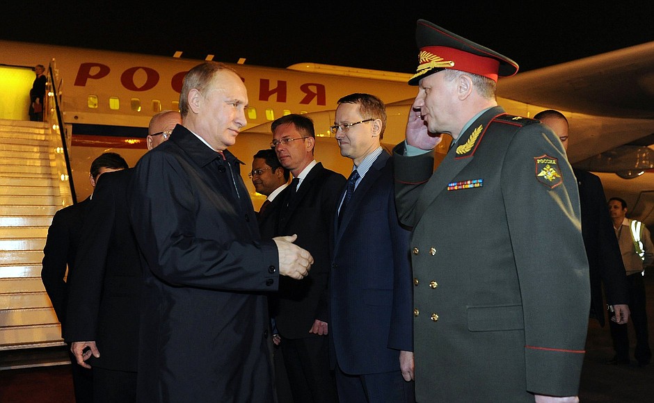 Vladimir Putin arrived in India on an official visit. Welcoming ceremony at the airport.