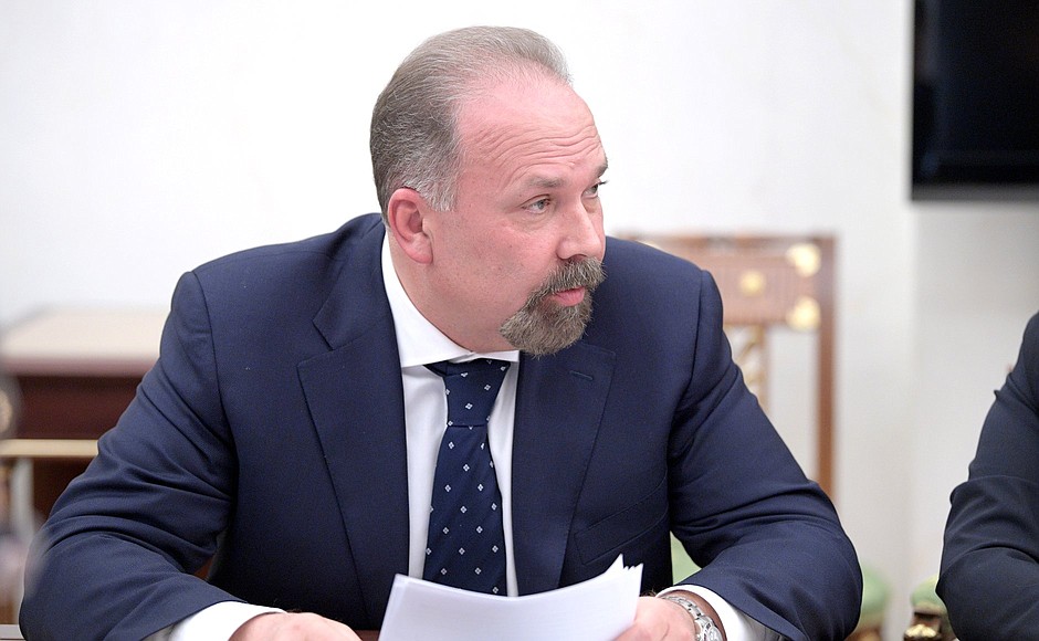 Minister of Construction and Housing and Utilities Mikhail Men at a meeting with Government members.