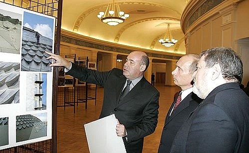 At an exhibition on the theatre\'s reconstruction. Head of the Federal Agency for Culture and Film Mikhail Shvydkoi and theatre director Boris Mezdrich giving a commentary.