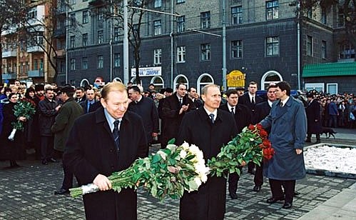 President Putin with President Leonid Kuchma of Ukraine laying flowers at the monument to Pushkin.