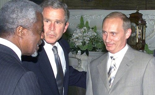 С Генеральным секретарем ООН Кофи Аннаном и Президентом США Джорджем Бушем.