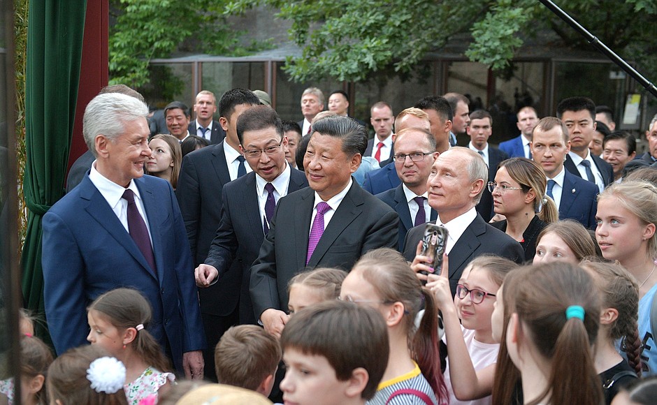 With President of China Xi Jinping and Moscow Mayor Sergei Sobyanin (left) during a visit to the Moscow Zoo.