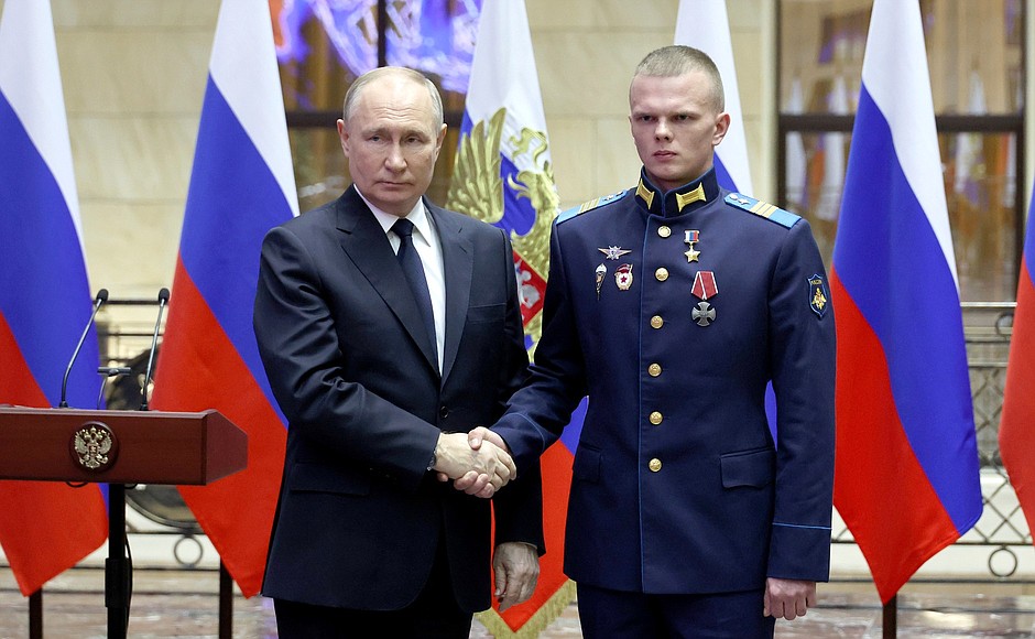 At the ceremony for presenting Gold Star medals of the Hero of Russia to participants in the special military operation who distinguished themselves in combat operations. With Sergeant Yevgeny Supakov.
