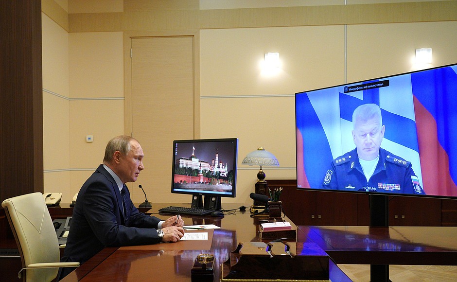 Владимир Путин заслушивает доклад главнокомандующего ВМФ Николая Евменова