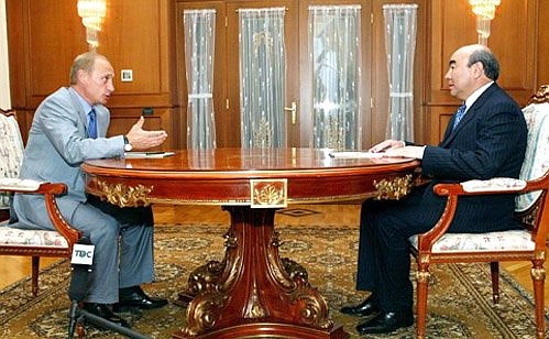 President Putin with Kyrgyz President Askar Akayev.