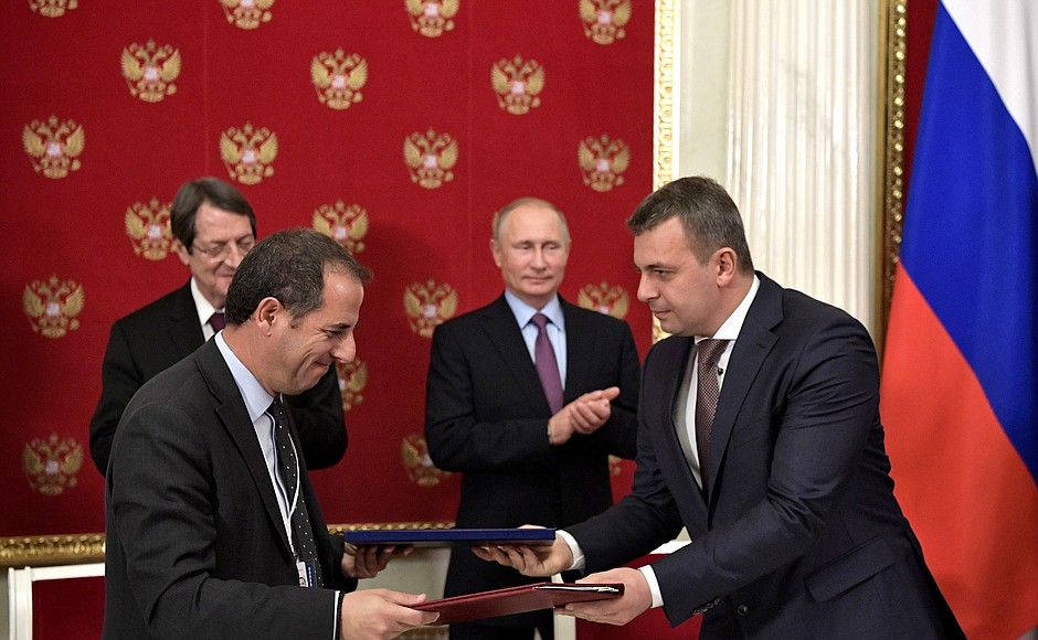 The signing of documents following Russia-Cyprus talks.