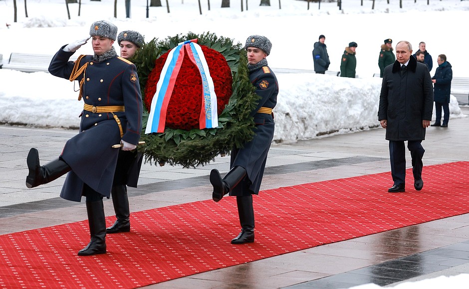 Vladimir Putin laid a wreath at the Motherland monument at the Piskarevskoye Memorial Cemetery on the 80th anniversary of the complete liberation of Leningrad from the Nazi siege.