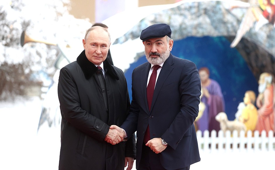 With Prime Minister of Armenia Nikol Pashinyan at the Pavlovsk State Museum-Reserve.