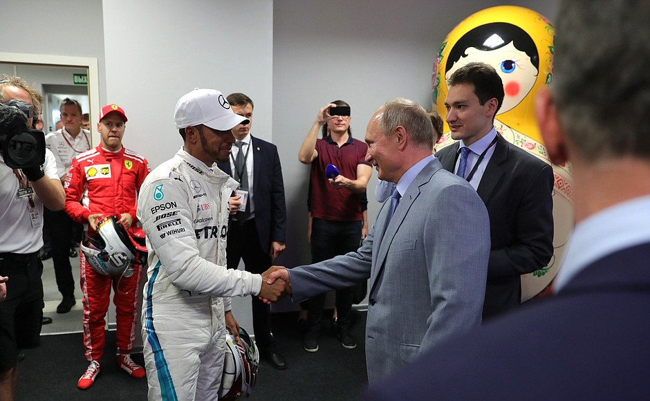 С победителем Гран-при России по автогонкам «Формулы-1» – британским гонщиком Льюисом Хэмилтоном перед церемонией награждения.