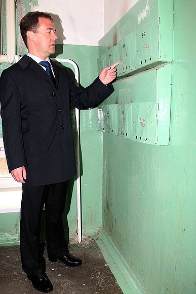 Дмитрий Медведев осмотрел подъезд жилого дома.