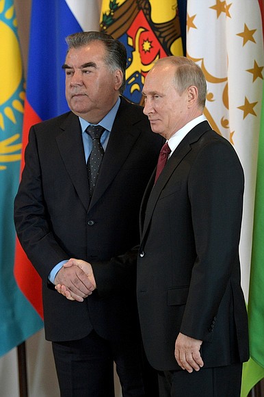С Президентом Таджикистана Эмомали Рахмоном перед началом заседания Совета глав государств – участников Содружества Независимых Государств.