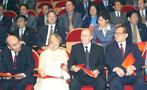 Владимир и Людмила Путины, Председатель КНР Цзян Цзэминь (справа) и Президент Киргизии Аскар Акаев на концерте художественных коллективов Шанхая.