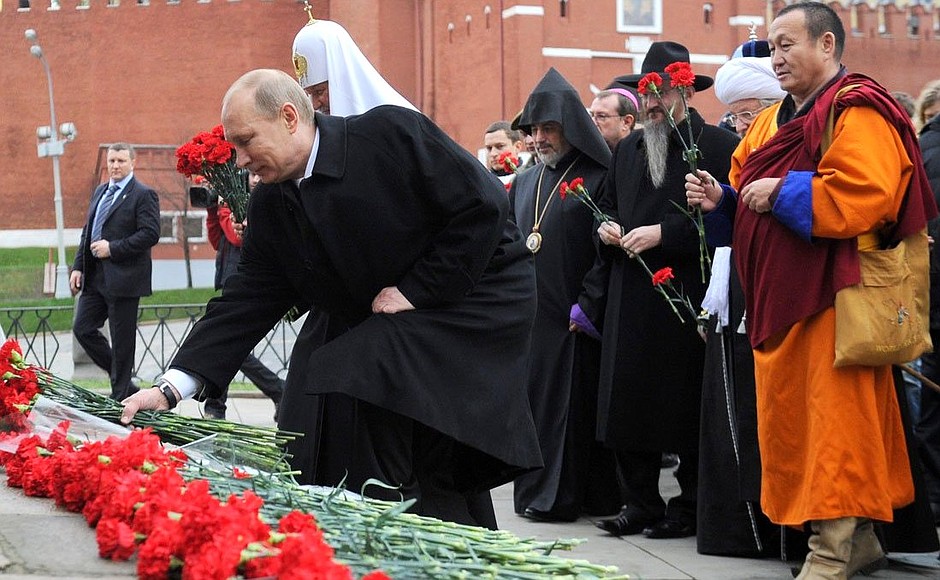 Laying flowers at the monument to Kuzma Minin and Dmitry Pozharsky.