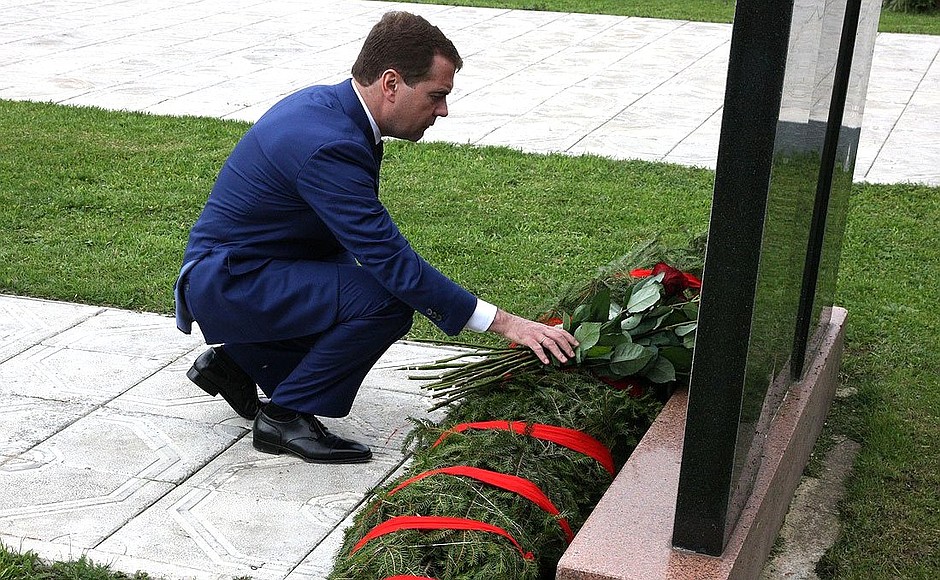 Visiting the Taman Motorised Rifle Brigade. Laying flowers at a memorial to servicemen killed in action in the Republic of Tajikistan and in Chechnya.