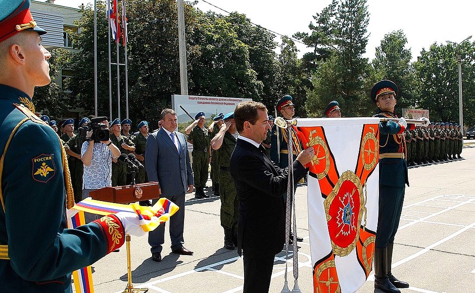 Дмитрий Медведев вручил орден Жукова 10-й отдельной бригаде специального назначения Министерства обороны за заслуги в разработке и проведении крупных военных операций.