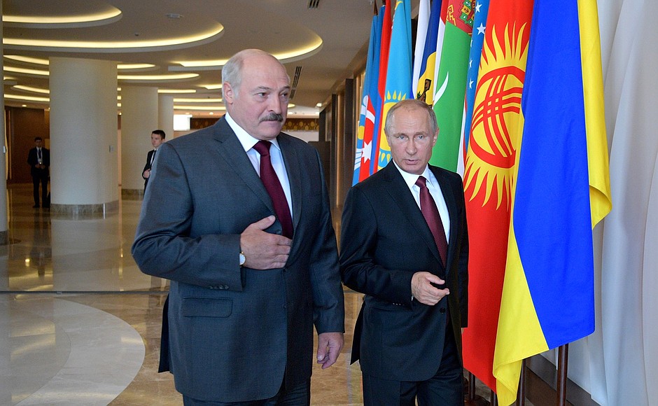 С Президентом Белоруссии Александром Лукашенко перед началом заседания Совета глав государств – участников Содружества Независимых Государств.