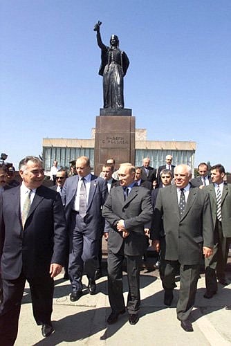 После церемонии возложения цветов к монументу «Навеки с Россией».