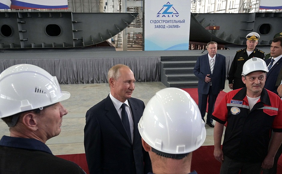 Conversation with workers at Zaliv Shipyard.