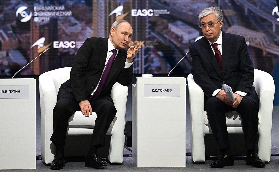 With President of Kazakhstan Kassym-Jomart Tokayev at a plenary session of the Eurasian Economic Forum.