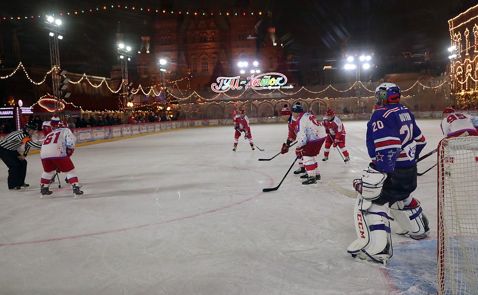 A friendly game of the All-Russian Night Hockey League.