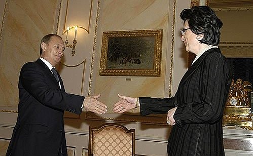С исполняющей обязанности Президента Грузии Нино Бурджанадзе.