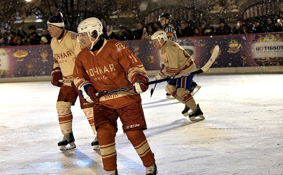 Путин принял участие в товарищеском матче Ночной хоккейной лиги на Красной площади