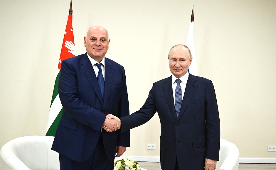 С Президентом Абхазии Асланом Бжанией.