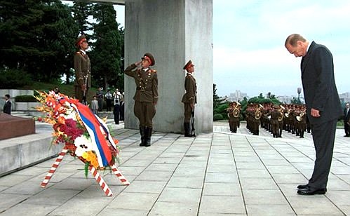 Возложение венка к монументу «Советской Армии – освободительнице».