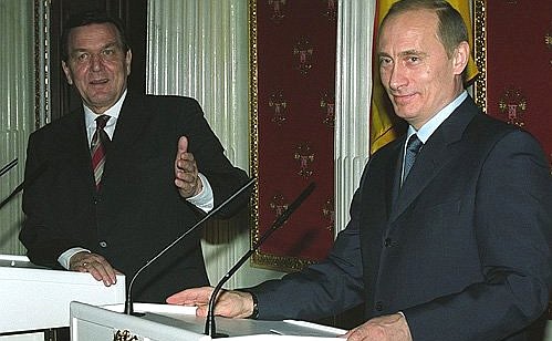President Vladimir Putin and German Chancellor Gerhard Schroeder at a press conference after their talks.
